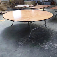 Table d'hôtel avec structure métallique et plateau en PVC, pliable et connectable, design moderne et minimaliste ; pour hôtels et événements ; compatible avec l'électricité