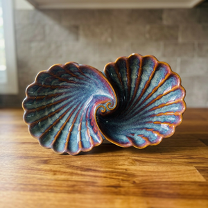 Plateau en céramique en forme de coquille avec design irrégulier, style contemporain, finition durable sous glaçure pour usage quotidien - Product Image 1