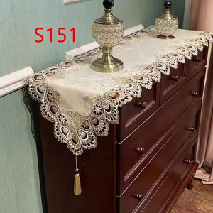 Chemin de table en dentelle soluble dans l'eau, blanc, avec découpe florale ajourée et pompon décoratif pour meuble TV ou console - Product Image 4