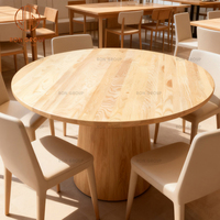 Ensemble de meubles de restaurant, café et bar moderne, tables rondes en bois et chaises en tissu beige clair, collection de salle à manger
