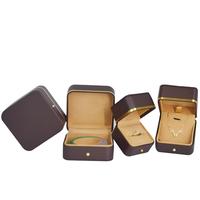 Boîte à bijoux en cuir PU marron avec bordure dorée, doublure en velours, boîte cadeau pour bague, collier, bracelet, vente en gros d'usine, logo personnalisé