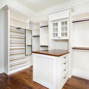 Armoire d'angle élégante sur mesure au design moderne, en bois, avec poignées métalliques et plusieurs tiroirs, îlot - Product Image 1