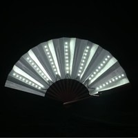 Éventail Pliant Lumineux LED Coloré Personnalisé de 33 cm (10 Pouces) en Bambou pour Soirées Dansantes et Accessoire de Danse en Boîte de Nuit – Vente en Gros
