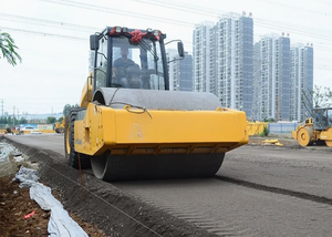 Compacteur vibrant avancé 6630E, classe 30t, 4 vitesses, vitesse de déplacement 10,4 km/h et capacité de franchissement de pente de 45 % - Product Image 6