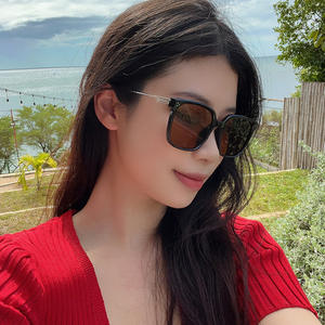 เฉียนไนแว่นกันแดดทรงสี่เหลี่ยมสำหรับผู้ชายกรอบสีดำเลนส์พีซี ยูวี 400 ป้องกันประเภท 3 แว่นกันแดดสไตล์เกาหลีย้อนยุค - Product Image 2