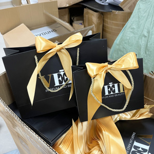 Sacs cadeaux noirs de luxe avec estampage à chaud doré - Grands sacs shopping en satin avec nœud pour parfums et bijoux - Product Image 3