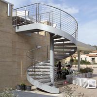 Escalier en spirale extérieur sur mesure pour la zone de piscine avec structure en aluminium et design gain de place