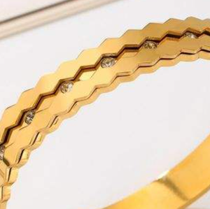 Bracciale a tre strati esagonali intrecciati in acciaio inossidabile placcato oro, gioiello alla moda, regalo unisex - Product Image 5