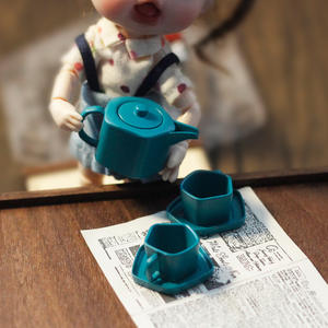 Miglior prezzo 1:6 1:12 casa delle bambole piccola Mini teiera in miniatura 1 pentola + 2 tazze + 2 piatti in metallo Mini bollitore Set da tè giocattolo - Product Image 2