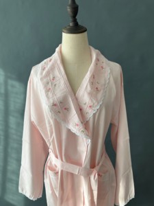 روب قطني وردي من الدانتيل - Product Image 2