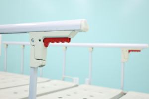 <span class=keywords><strong>Lit</strong></span> d'hôpital manuel à <span class=keywords><strong>double</strong></span> secousse LeKang avec construction métallique, certifié ISO, caractéristiques de soins aux patients, classe II, garantie de 2 ans - Product Image 6