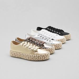 Baskets compensées métalliques personnalisées avec logo OEM pour femmes, à lacets, semelle en jute tressée, style décontracté et tendance à tige basse - Product Image 4