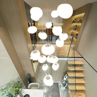 Lampe d'escalier en boule d'oeuf d'oie en acrylique élégante pour les espaces de la maison moderne Lustres modernes Pendentifs lumineux