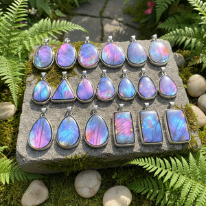 Pendentif en <span class=keywords><strong>labradorite</strong></span> violette de haute qualité avec des changements de couleur intenses, pierre précieuse naturelle, bijoux sculptés écologiques de haute qualité - Product Image 1