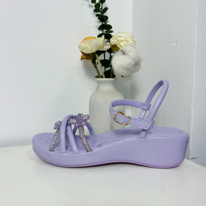 Sandali con Zeppa di Lusso con Cristalli Scintillanti e Farfalle, Comodi Sandali Estivi da Donna con Strass e Cinturini Multipli - Product Image 3