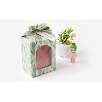 Boîte cadeau personnalisée pour nouveau-né, mignonne, avec fenêtre en PVC, finition mate, recyclable, style moderne et luxueux, en papier couché, avec fermeture à nœud.