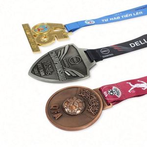 Medallas y Trofeos de Fútbol Personalizados Ecológicos de Metal Dorado con Impresión Digital Offset y Serigrafía - Product Image 2