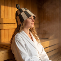 Un chapeau de sauna en pure laine qui défie la chaleur et l'envoie balançant avec sa couture en cuivre.