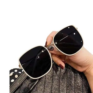 Gafas de sol para mujer 8013, montura completa de plástico y metal, protección UV, forma cuadrada, estilo moderno para caras redondas - Product Image 1