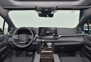 Toyota Granvia MPV 2.5L Mix Comfort 2024, Vehículo Usado en Venta, Como Nuevo - Product Image 2
