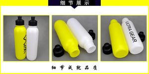 Muestra gratuita de una botella de agua popular para ciclismo: un práctico vaso de agua de plástico con un diseño exprimible para montar en bicicleta o en coche. - Product Image 4