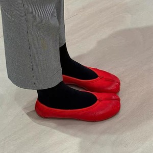 รองเท้าผู้หญิงสีแดงสวยหรู ปี 2026 หนังแท้ นุ่มพิเศษ ทรงเตี้ย ปลายแยก สไตล์ลำลอง - Product Image 4