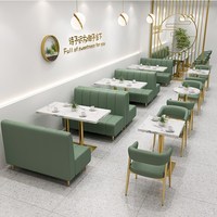 Ensemble de meubles de restaurant au design nordique, table à motif marbre et chaises à cadre doré, banquette en cuir
