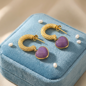 Pendientes minimalistas de aro con forma de corazón en turquesa púrpura, de latón macizo chapado en oro de 18k, con textura de malla de diseño. - Product Image 4