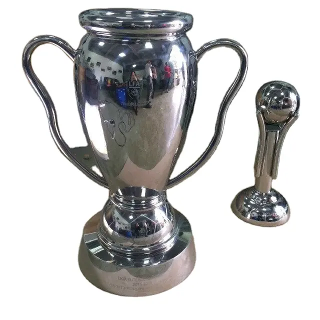 2015新しいカスタマイズされたデザインステンレスカップステンレス鋼サッカートロフィー彫刻