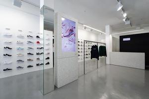 Idee di Design per Interni di Negozi di Calzature 2023, Espositori <span class=keywords><strong>a</strong></span> Parete con Doghe per Negozi di Scarpe - Product Image 5