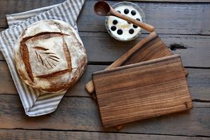 Planche à découper en bois ultra durable, fabriquée en bois d'acacia et en bois de manguier, offrant une surface lisse et écologique - Product Image 2