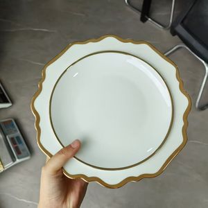Service d'assiettes en porcelaine fine à bord ondulé, forme de pétale irrégulière, assiettes de présentation en céramique, motif personnalisé, bord doré, logos sur mesure - Product Image 6