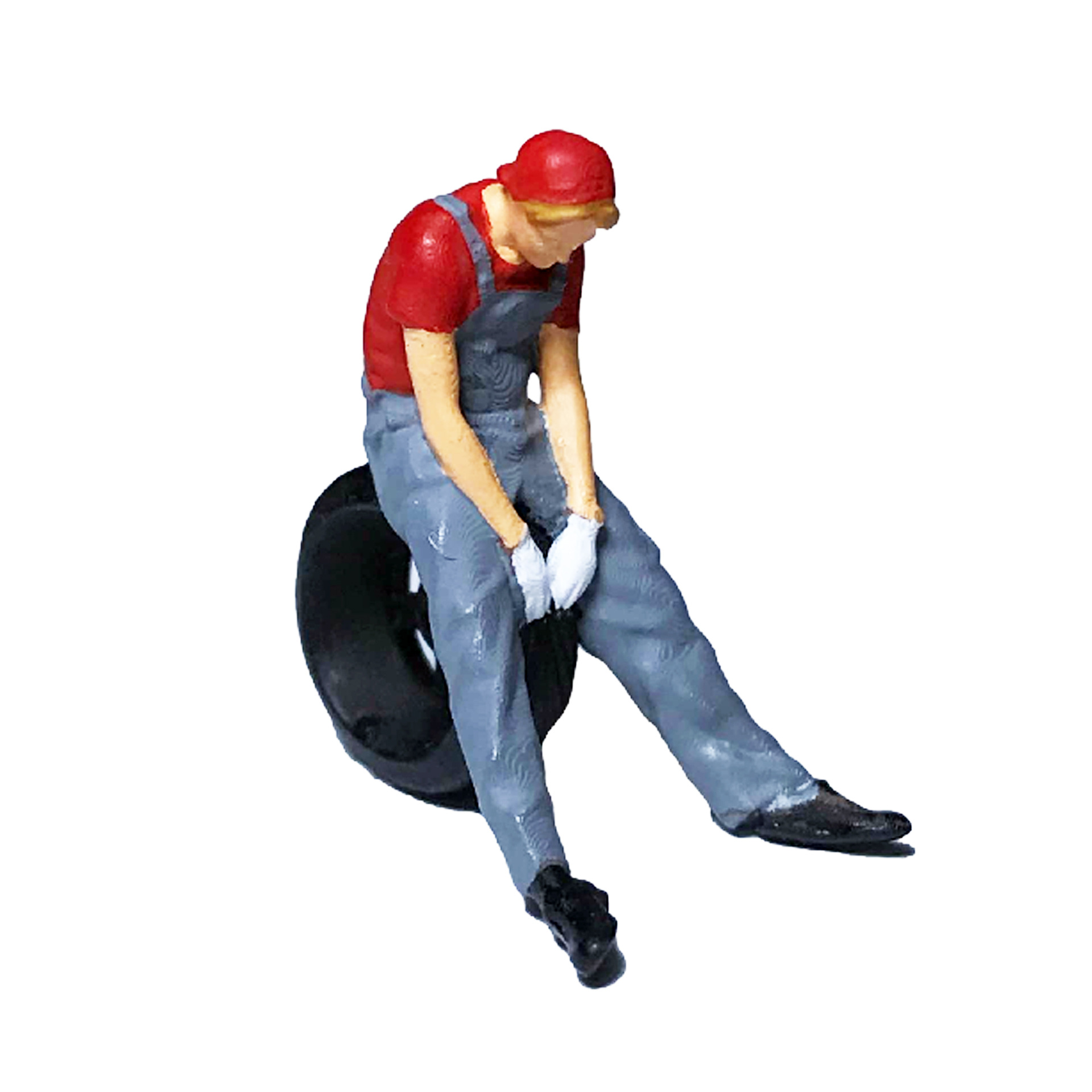 Assis sur un pneu rouge