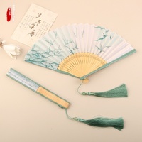 Éventail pliant artisanal en bambou de style ancien vert avec motif papillon pour la danse Hanfu Cheongsam personnalisée
