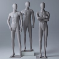 Modegeschäft Visual Merchandising Display Männliche Ganzkörper-Schaufensterpuppe Mattgrau FRP Kopf Europäisches Originaldesign Stehende Pose