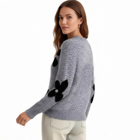 Sweater Rajut Crochet Abu-abu untuk Wanita dengan Logo Depan Bergaya Cina Berbunga Hitam