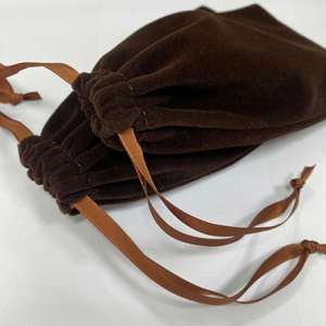 Pochette en velours personnalisée avec logo, finition mate et revêtement UV, pour bijoux, avec cordon de serrage en daim - Product Image 6
