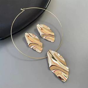 Ensemble collier et boucles d'oreilles pendentif feuille plaqué or, vente en gros, tendance, minimaliste, géométrique, cercle - Product Image 2