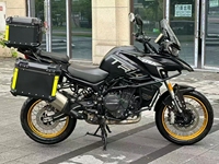 Motocyclette de tourisme d'aventure Benelli TRK902X 904cc bicylindre refroidie par eau avec coffres latéraux en aluminium d'origine