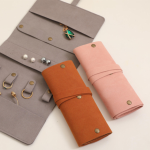 Estuche Portátil para Joyas de Microfibra Ecológico con Cierre de Lazo para Pendientes y Pulseras - Product Image 1