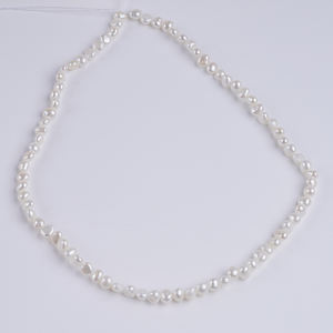 ไข่มุกบาร็อคสีขาวขนาดเล็ก 4-5 มม. ร้อยเป็นเส้น มีรูด้านข้าง สำหรับทำเครื่องประดับ ขายส่ง - Product Image 5