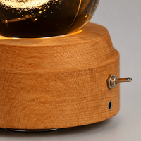 Lámpara de Noche de Bola de Cristal Grabada con Láser 3D, Rotación Automática, LED Cálido, Mecanismo de Relojería Musical, Recargable por USB, Base de Madera de Haya
