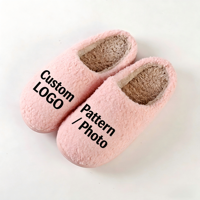 Pantoufles personnalisées OEM/ODM avec logo, antidérapantes, en peluche, design maison, imprimées, brodées, photo, chaudes, pour femmes et hommes