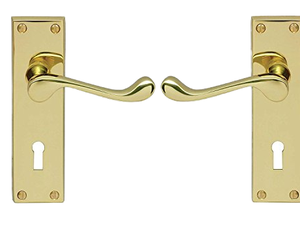 Cerradura de Puerta Carlisle de Latón con Manija de Estilo Victoriano, Placa Trasera Ambidiestra de 57 mm C/C, Incluye Par de Manijas y Fijaciones, Color Dorado - Product Image 2
