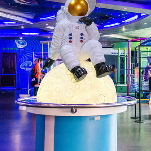 Statua a grandezza naturale dell'astronauta della vetroresina della resina della decorazione del planetario per l'ornamento del salone - Product Image 1