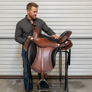 Silla de montar inglesa de cuero genuino hecha a mano y duradera con armazón de madera, para carreras, 4 estaciones, con alfombrillas para caballo, BS International NA79 SUS304 - Product Image 1