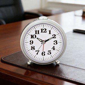 Reloj Despertador Silencioso de 4 Pulgadas con Números Grandes y Fáciles de Leer, con Luz Nocturna, para Personas Mayores - Product Image 2