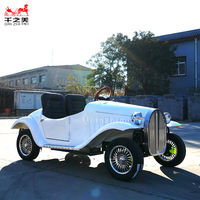 Voiture de tourisme convertible blanche, style vintage classique rétro