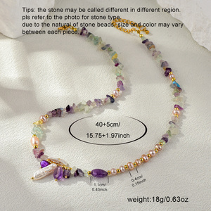 Collier tendance pour femmes avec des perles colorées irrégulières et des pierres pour ajouter une touche d'originalité aux tenues quotidiennes - Product Image 3