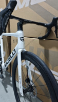 Bicicleta de Carretera Premium 700C Ligera de Fibra de Carbono con Frenos de Disco, Aero, Completamente de Carbono, 105 Di2 R7170, 24 Velocidades, Cambio Electrónico